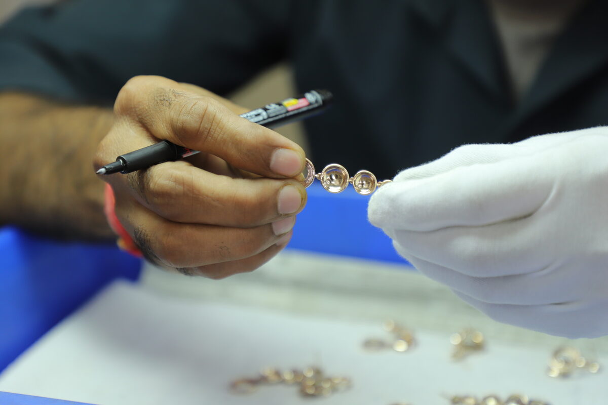 Visual jewelry quality inspection under magnification